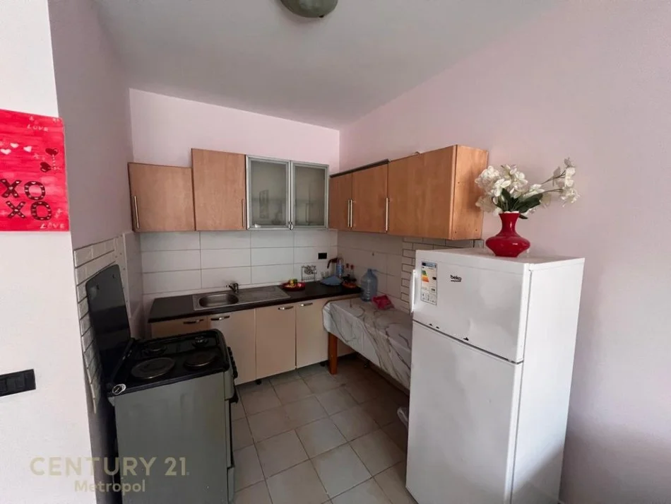 Tirane, jepet me qera apartament 1+1+Ballkon Kati 2, 56 m² 380 € (Pranë Restorant Freskut, Tiranë)