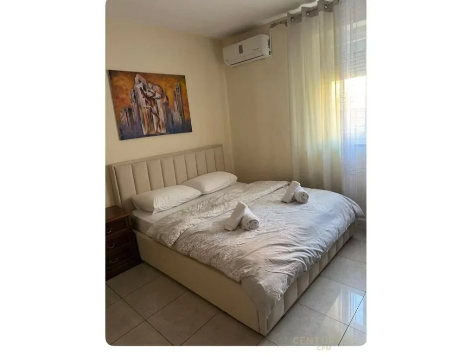 Apartament 1+1 me qera te Shkolla e Kuqe prane Pazarit te Ri