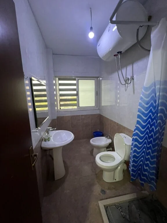 Tirane, jepet me qera apartament 1+1+Ballkon Kati 4, 55 m² 350 € (FUSHA E AVIACIONIT TE BAR AGRON)