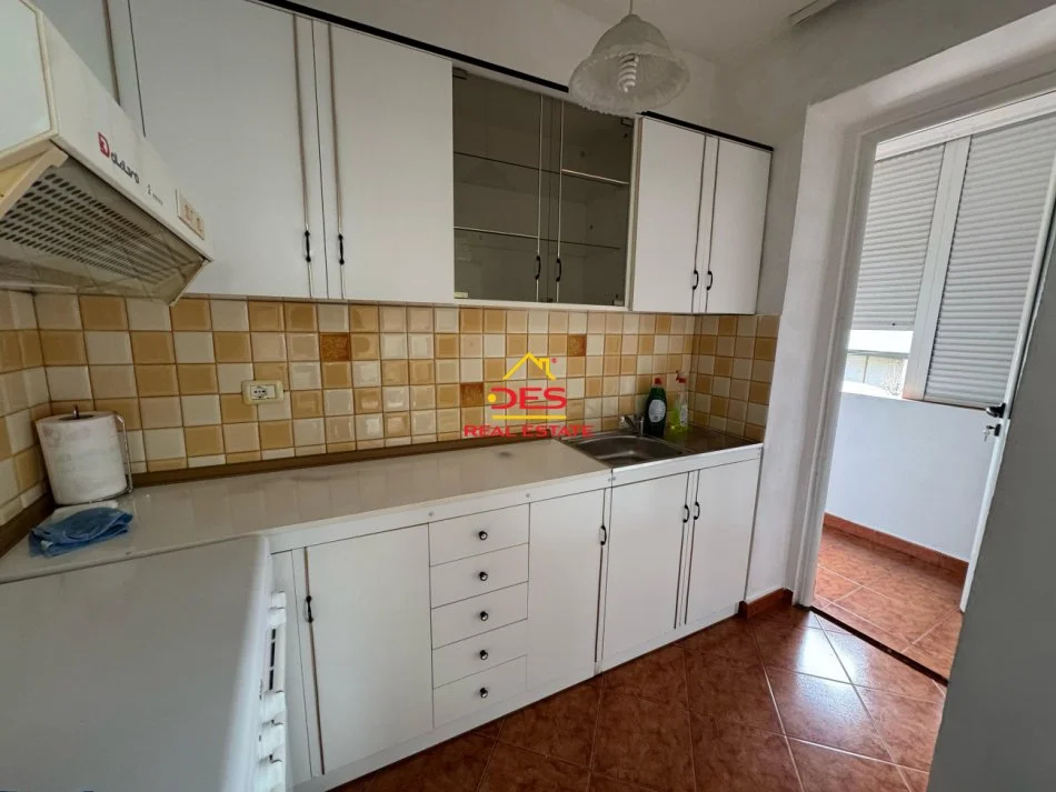 Vlore, shitet apartament 1+1+Ballkon Kati 2, 52 m² 60.000 € (Rruga Fejzo Mema)