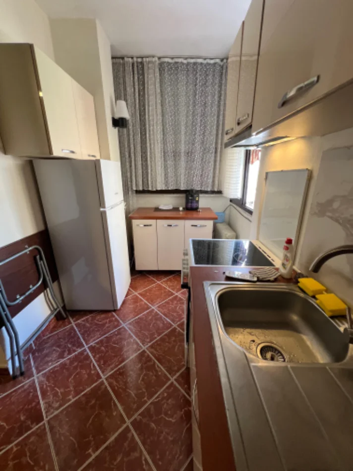 Tirane, jepet me qera apartament Kati 4, 35 m² 400 € (Rruga e Elbasanit perballe Luarasit)