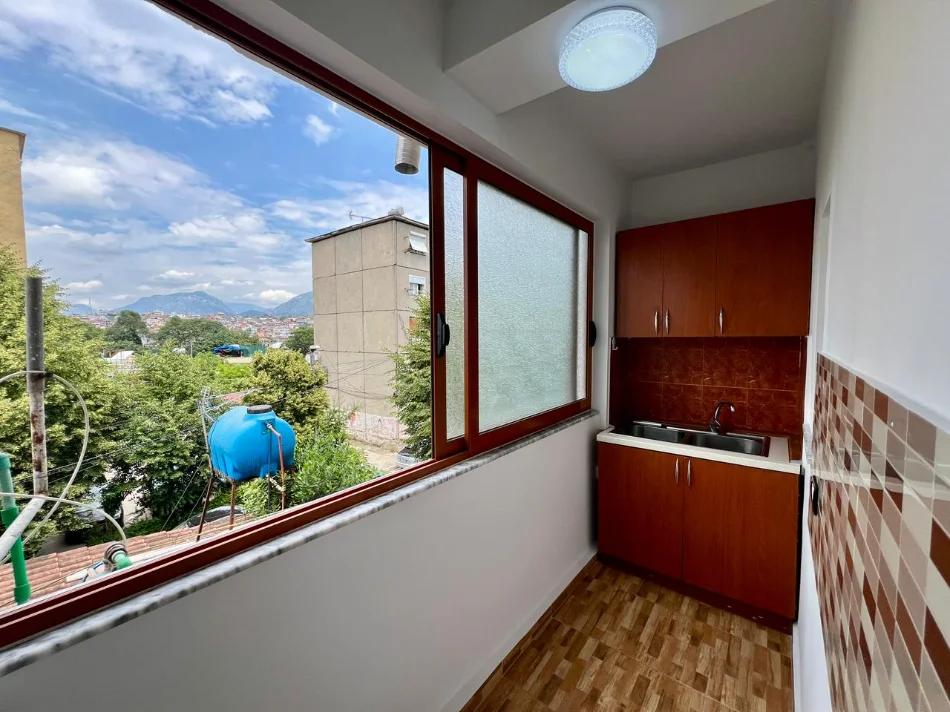 Tirane, jepet me qera apartament 1+1+Ballkon Kati 3, 70 m² 400 € (Allias)