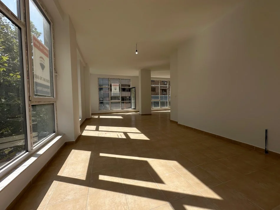 Tirane, jepet me qera ambjent biznesi Kati 3, 148 m² 2.500 € (Usluga, Stacioni i Trenit)