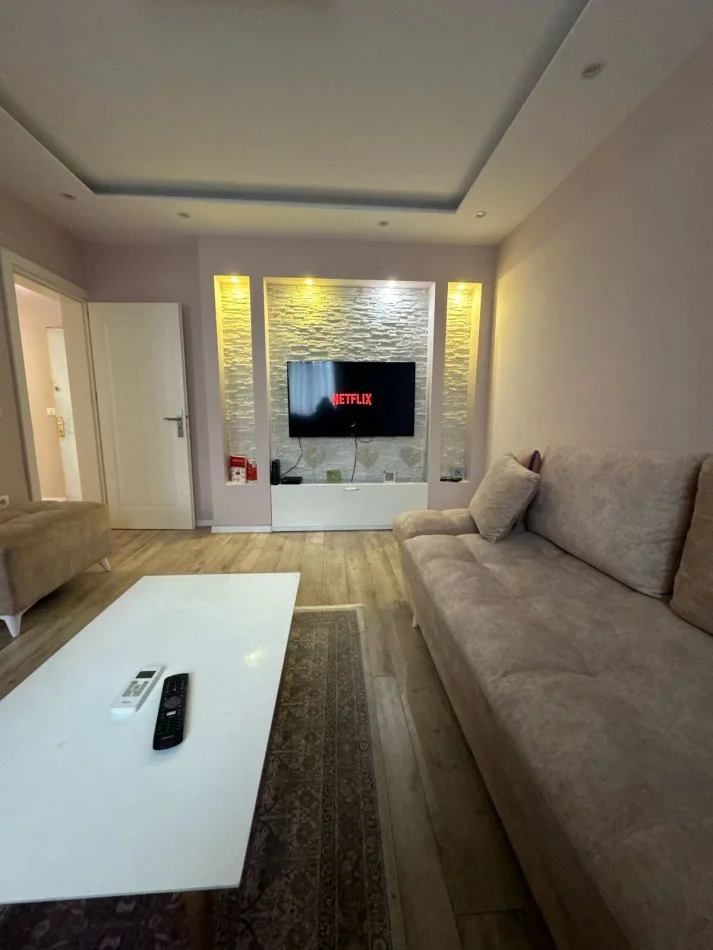 Tirane, jepet me qera apartament 1+1 Kati 4, 65 m² 600 € (Rruga 21 dhjetori)