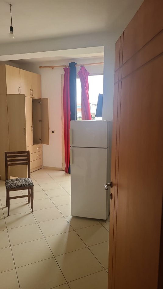 Tirane, jepet me qera garsonier Kati 2, 30 m² 250 € (Rruga Budi afer Qytetit Studenti)