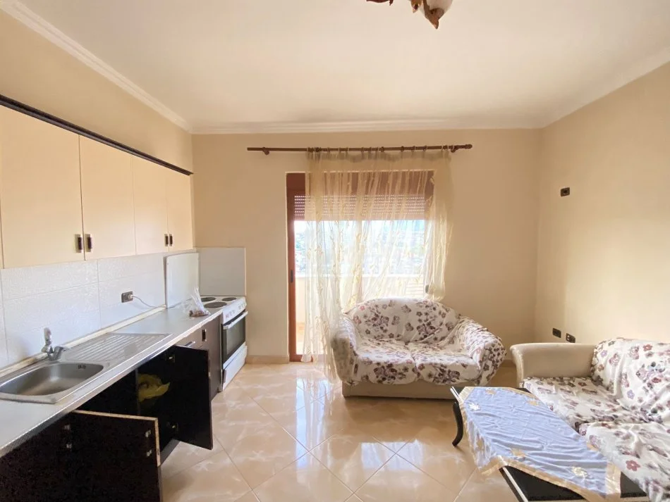 Tirane, jepet me qera 1+1 , 300 € 