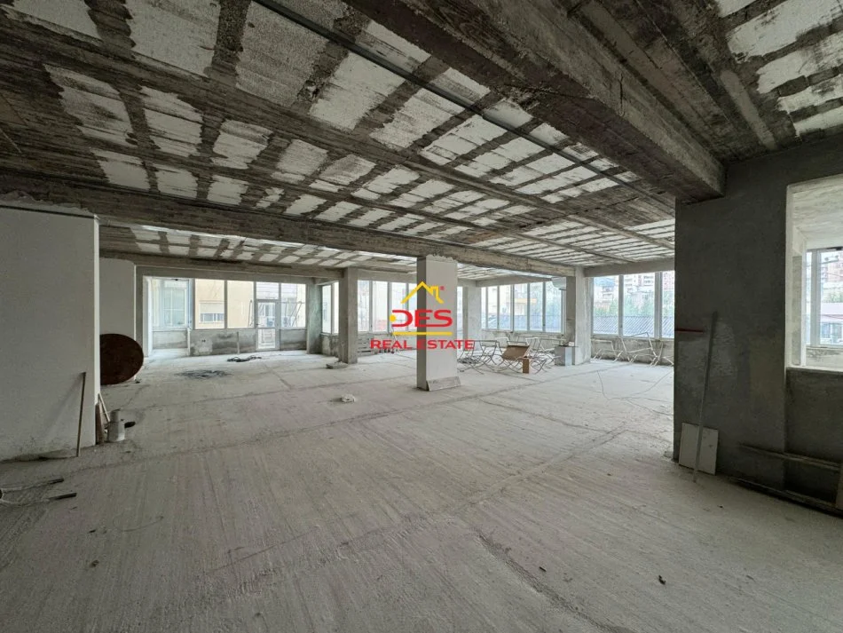 Vlore, jepet me qera ambjent biznesi Kati 2, 850 m² 4.000 € (Rruga Gjergj Arianiti)