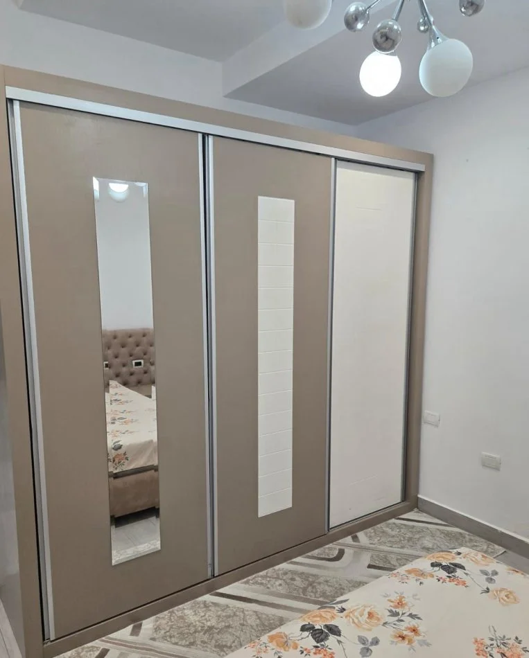Tirane, jepet me qera apartament 1+1+Ballkon Kati 5, 70 m² 550 € (prane Kristal Center)