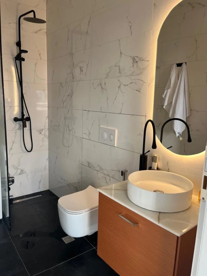 Tirane, jepet me qera apartament 2+1 Kati 4, 146 m² 1.350 € (Vila Goldi)