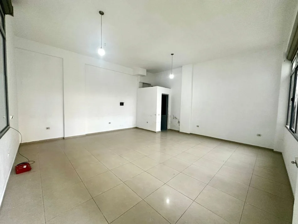 Tirane, shitet ambjent biznesi , 50 m² 65.000 €