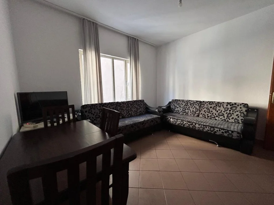 Tirane, jepet me qera 2+1 Kati 2, 79 m² 400 € 