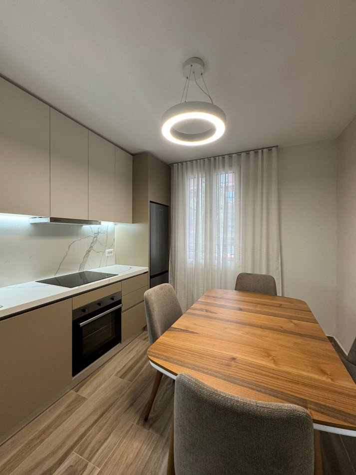 Jepet me Qera Apartamenti 1+1 650 euro, rruga e Kavajes te spitali Gjerman.