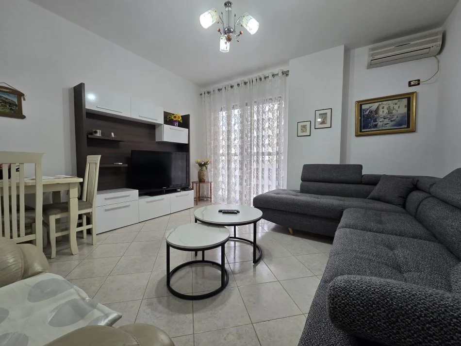 Tirane, jepet me qera apartament 2+1 Kati 5, 115 m² 500 € (Astir ,Bar bohem)