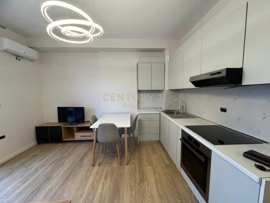 Tirane, jepet me qera apartament 1+1+Ballkon Kati 5, 70 m² 650 € (Komuna e Parisit, pranë Kompleksit Dinamo)