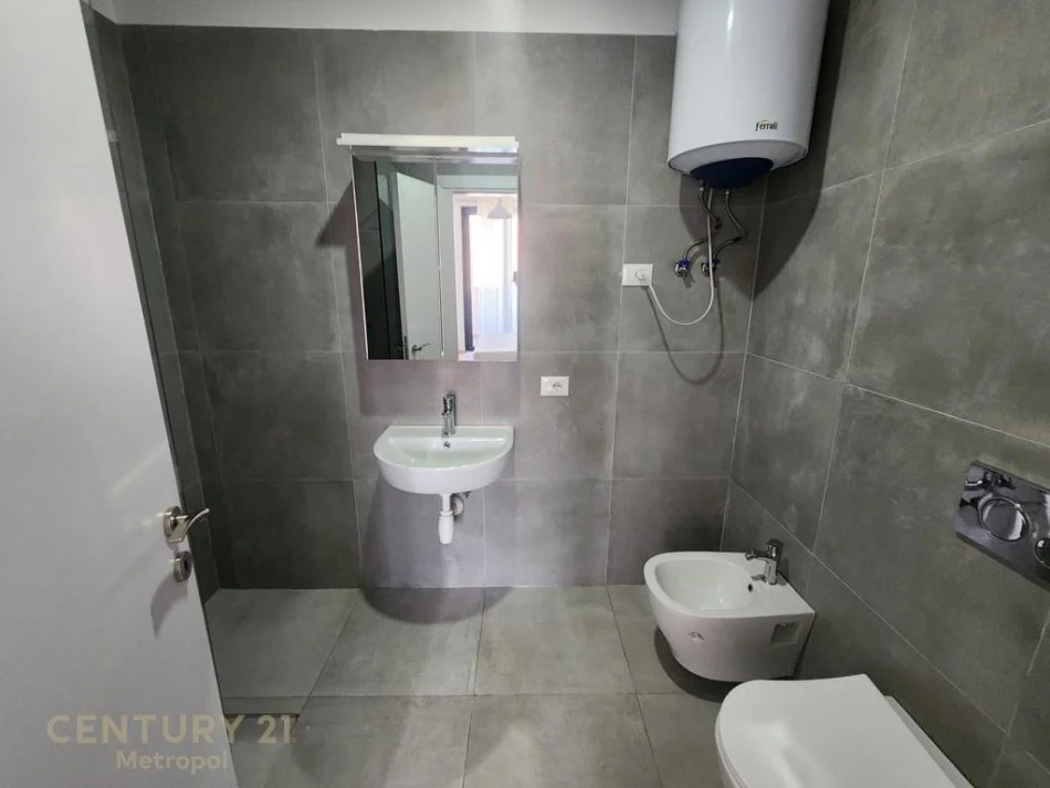 Tirane, jepet me qera apartament 2+1+Ballkon Kati 8, 115 m² 650 € (Kompleksi Zirkon, Tiranë)