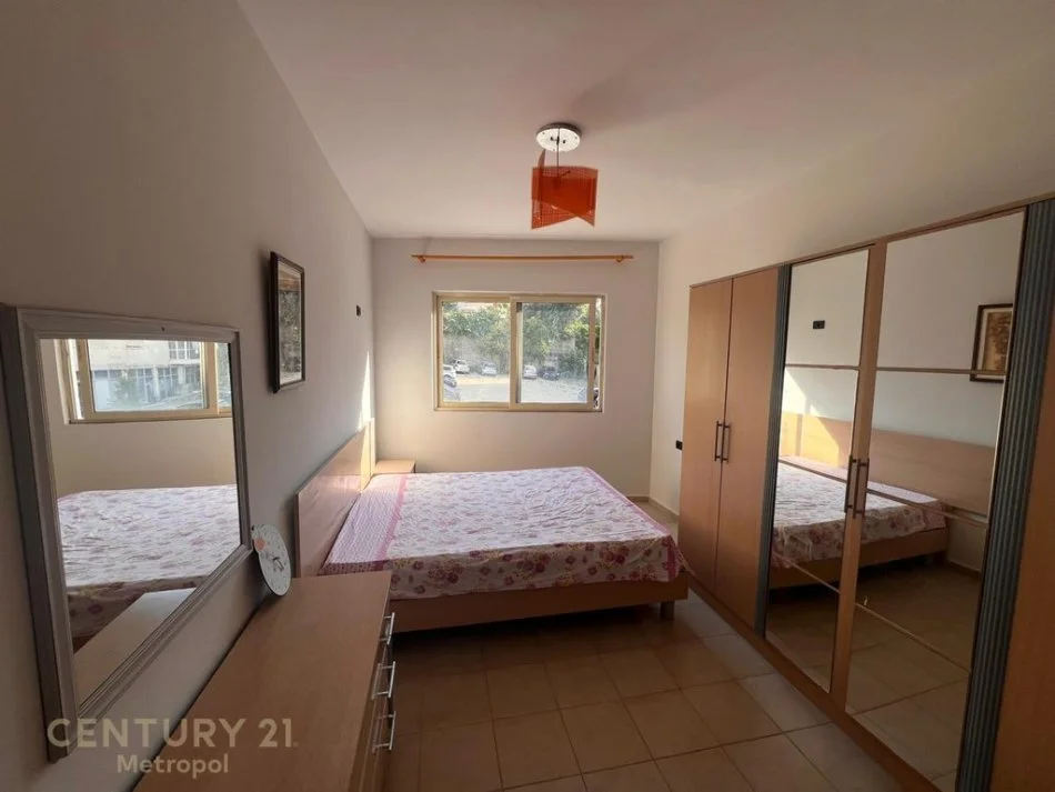 Tirane, jepet me qera apartament 1+1+Ballkon Kati 2, 56 m² 380 € (Pranë Restorant Freskut, Tiranë)