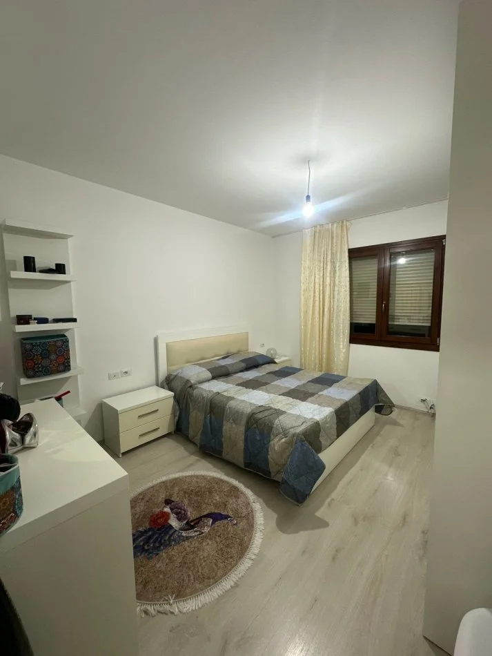 Tirane, jepet me qera apartament 1+1+Ballkon Kati 1, 61 m² 450 € (Kopshti Botanik, pranë xhamisë së Selitës)