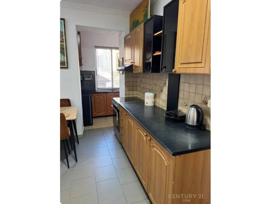 Apartament 1+1 me qera te Shkolla e Kuqe prane Pazarit te Ri