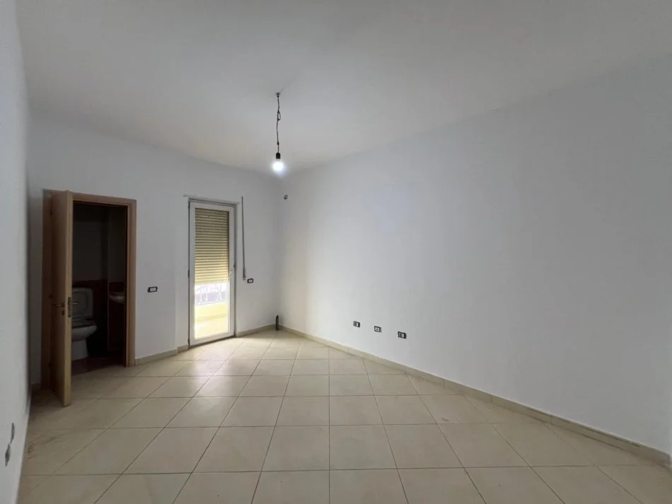 Tirane, jepet me qera apartament 3+1 Kati 2, 120 m² 600 € (Kopshti Zoologjik)