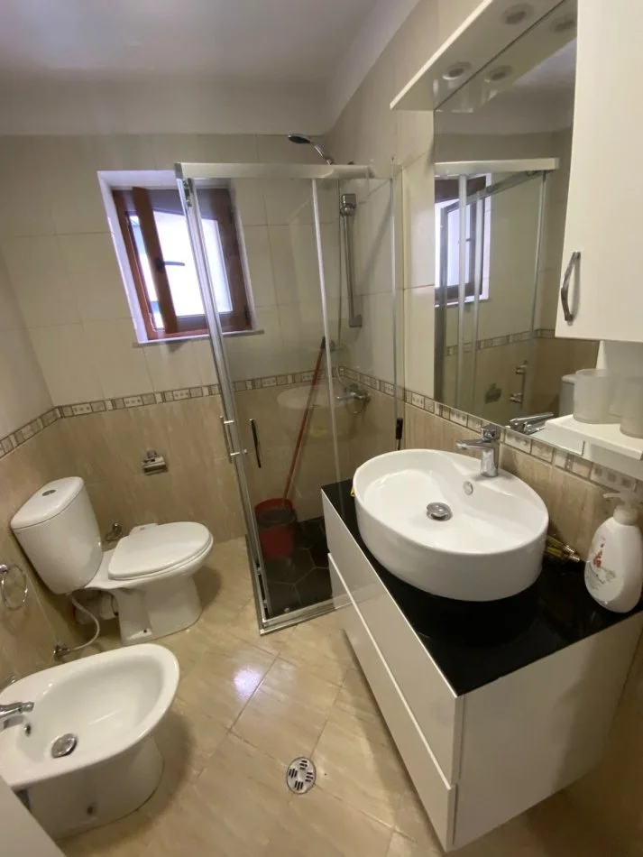 Tirane, jepet me qera apartament 1+1+Ballkon Kati 2, 65 m² 600 € (Rruga Myslym Shyri)