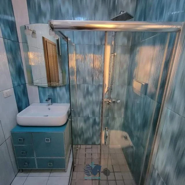 Tirane, jepet me qera apartament 1+1 Kati 4, 60 m² 550 Euro (Brryl)