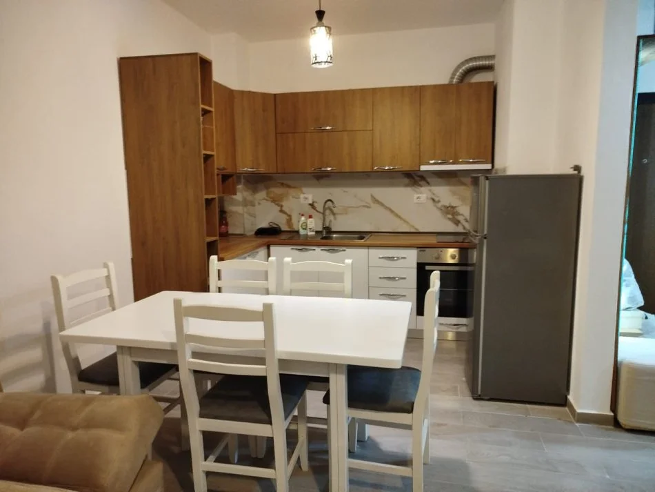 Durres, jepet me qera apartament 1+1+Ballkon Kati 5, (Qender Durres)