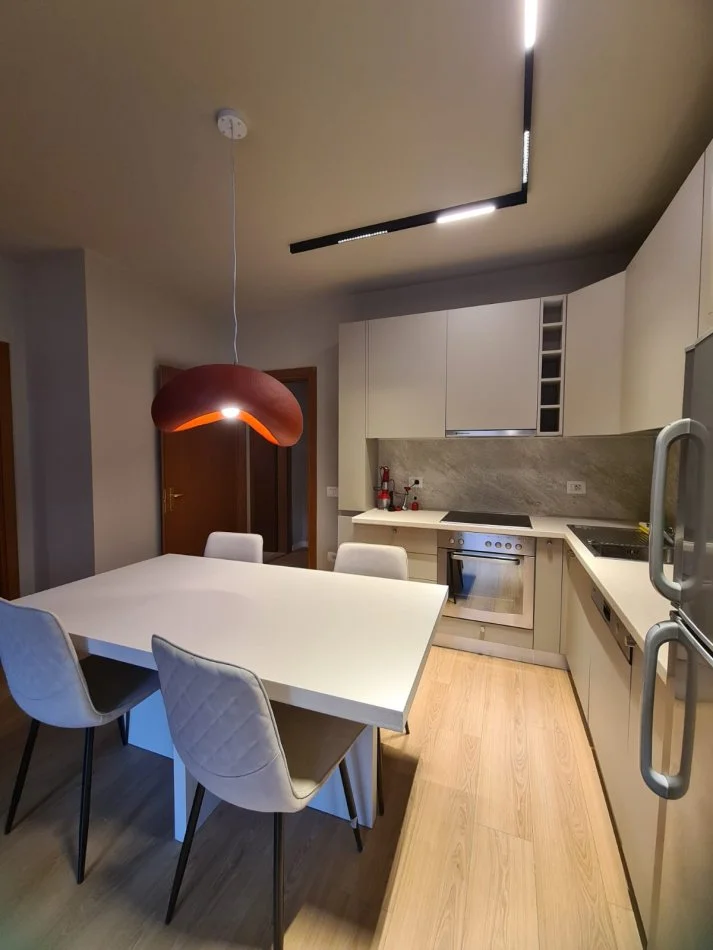 Tirane, jepet me qera apartament 1+1+Ballkon Kati 6, 68 m² 800 € (9 Katëshet)