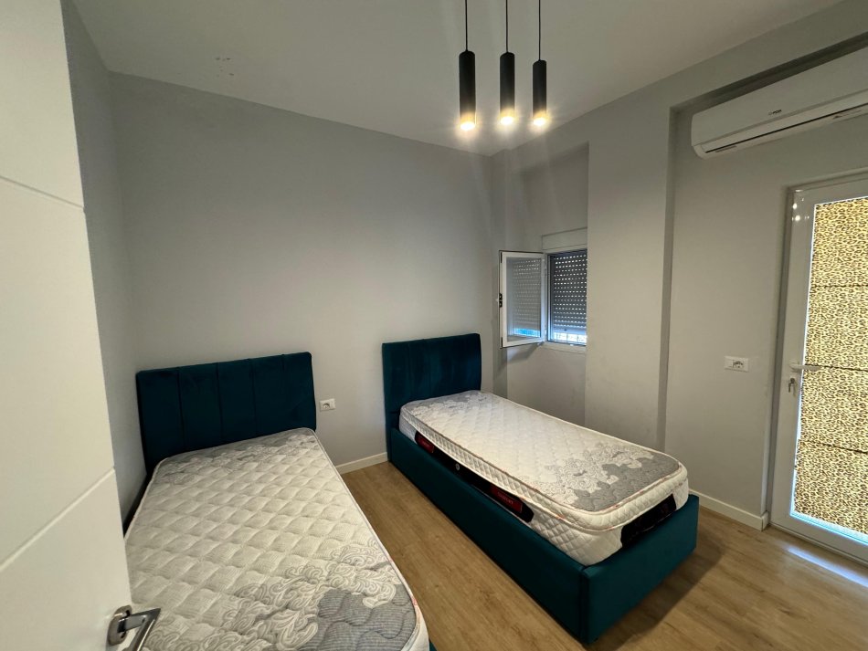 Tirane, jepet me qera apartament 2+1 Kati 1, 85 m² 700 € (21 dhjetori)