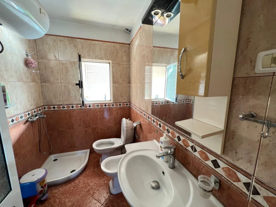 Tirane, jepet me qera apartament 1+1+Ballkon Kati 5, 56 m² 350 € (Rruga Sadik Petrela, Prane Ish Venu)