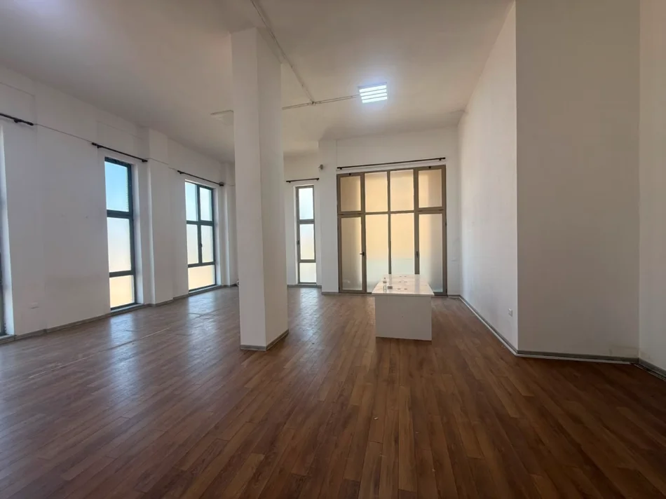 Tirane, jepet me qera ambjent biznesi Kati 1, 220 m² 1.500 € (Xhamllik)