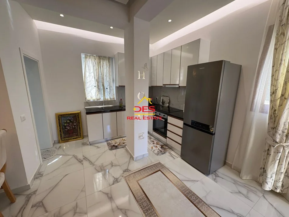 Vlore, jepet me qera apartament 1+1+Ballkon Kati 0, 65 m² 350 € (Rruga Pavarsia)