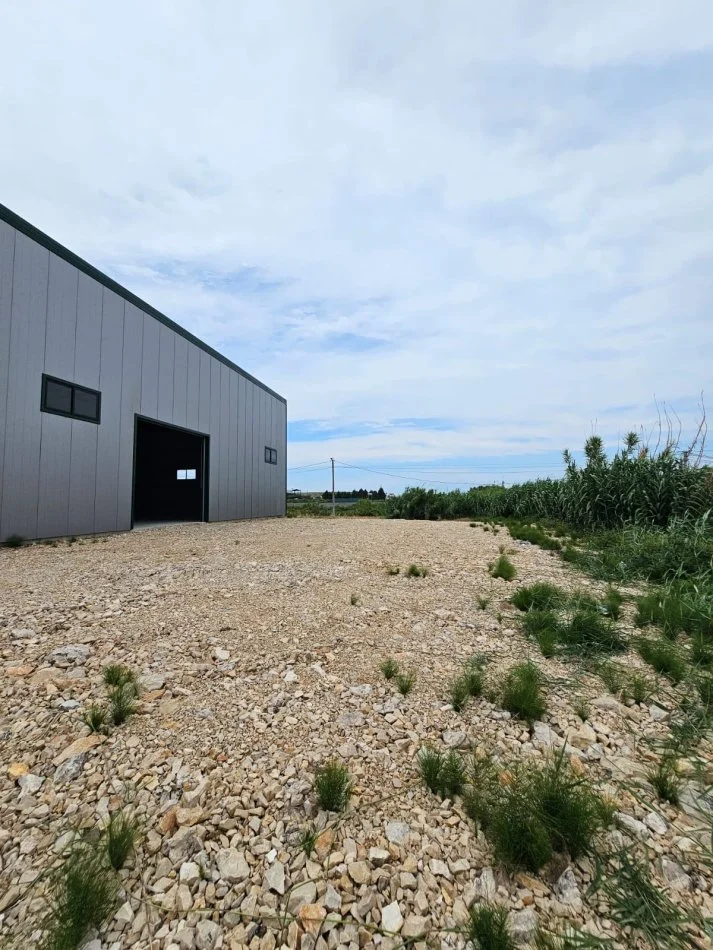 Durres, jepet me qera magazine Kati 0, 5.000 m² 6.000 € (rruga e ndroqit)