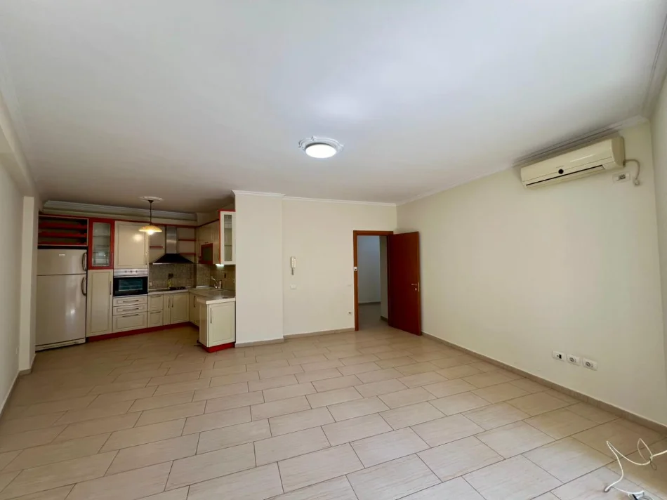 Tirane, jepet me qera apartament 2+1+Ballkon Kati 3, 125 m² 900 € (9-Katshet)