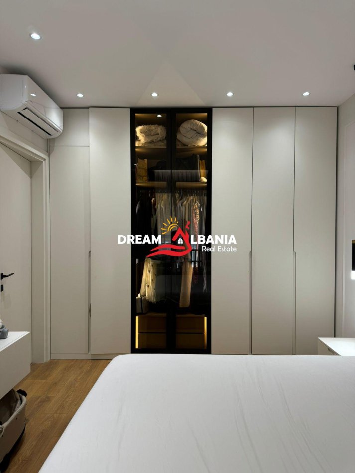 Tirane, jepet me qera apartament 1+1 , 75 m² 650 € (ish parku)
