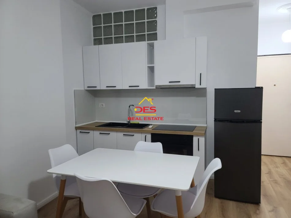 Vlore, jepet me qera apartament 1+1+Ballkon Kati 9, 70 m² 400 € (Rruga Murat Tërbaçi)