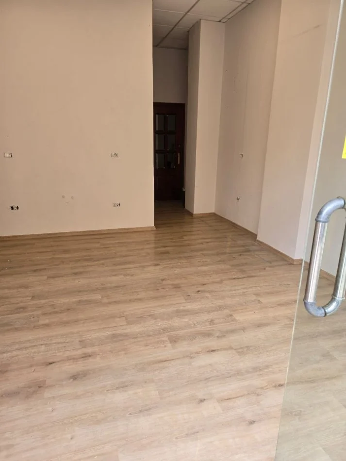 Durres, jepet me qera zyre , 30 m² 500 € (RR.ALEKSANDER GOGA!)