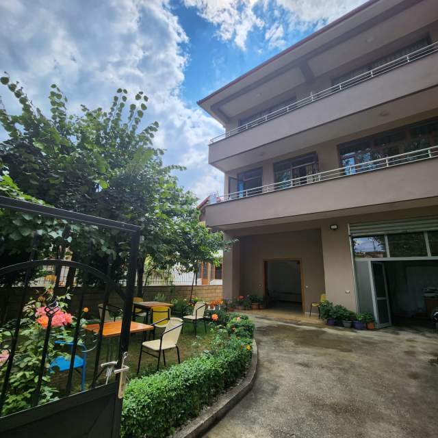 Pogradec, shitet Vile 3 Katshe, 250 m² 500.000 Euro (prane shetitores)