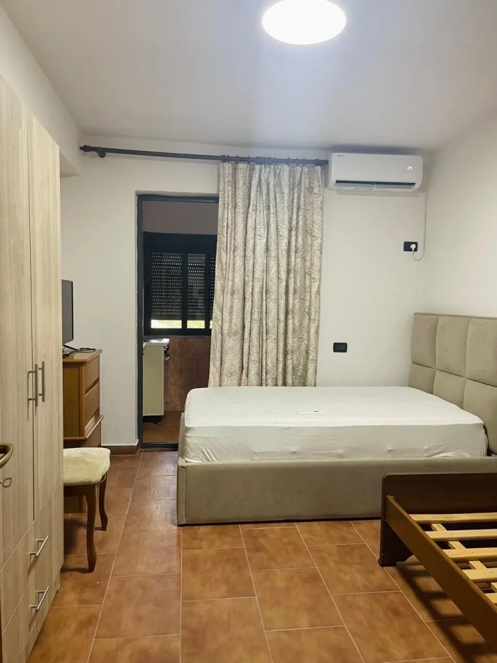 Tirane, jepet me qera apartament 1+1 Kati 3, 40 m² 460 € (rruga mmuhamet gjollesha)