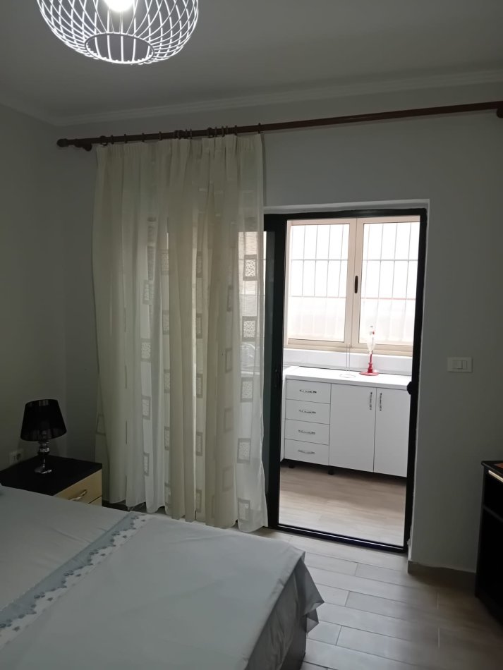 Tirane, jepet me qera apartament 1+1+Ballkon Kati 1, 40 m² 500 € (Pazari i ri ( Perfshira UJI DHE DRITA))