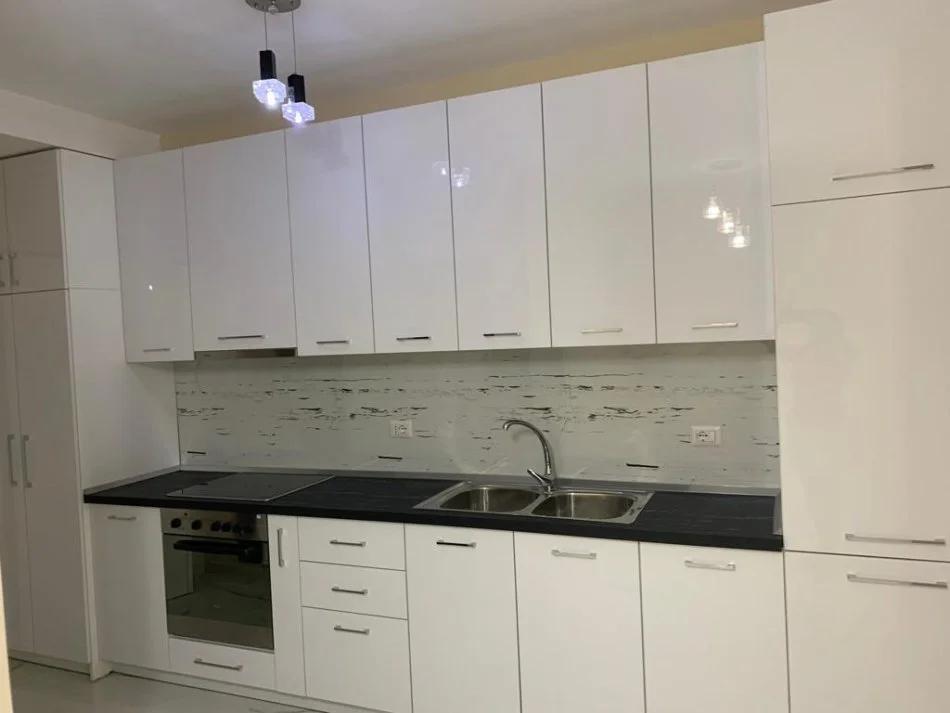 Tirane, jepet me qera apartament 1+1 Kati 3, 65 m² 500 € (Kongresi i Lushnjes)