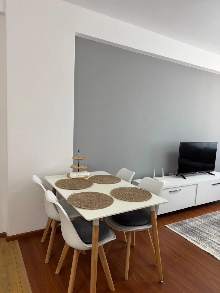 Tirane, jepet me qera 2+1+Ballkon Kati 8, 80 m² 600 € (rruga Ndre Mjeda)