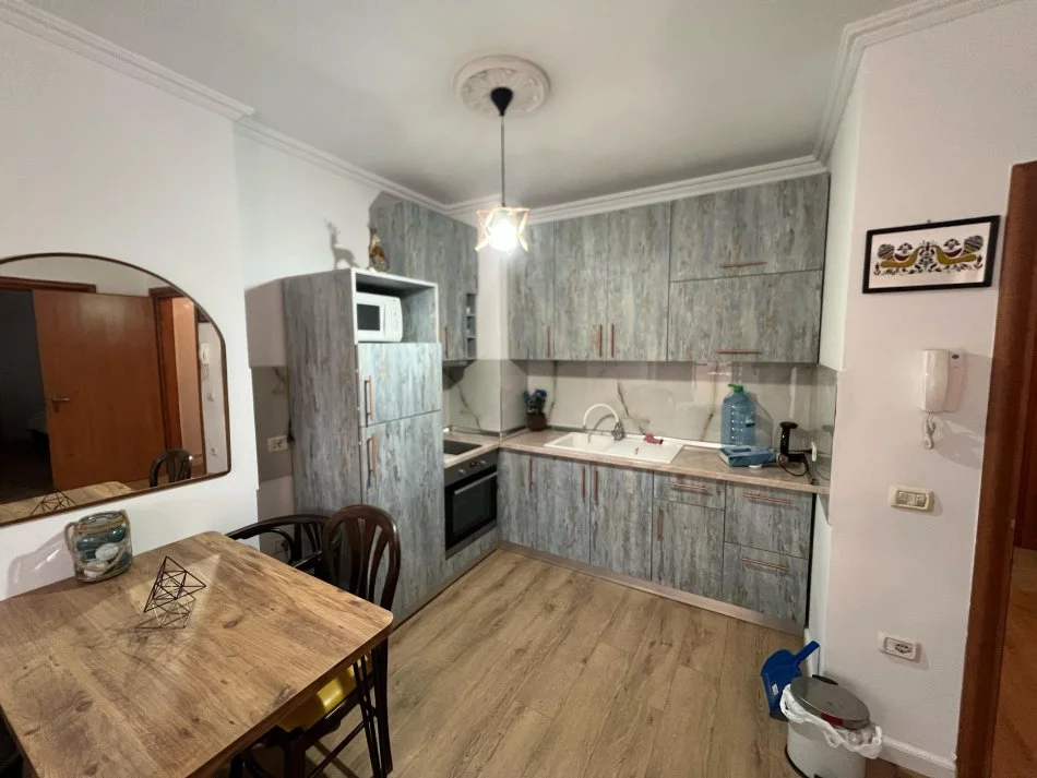 Tirane, jepet me qera apartament 1+1+Ballkon Kati 4, 67 m² 500 € (Siri Kodra), OPP52044