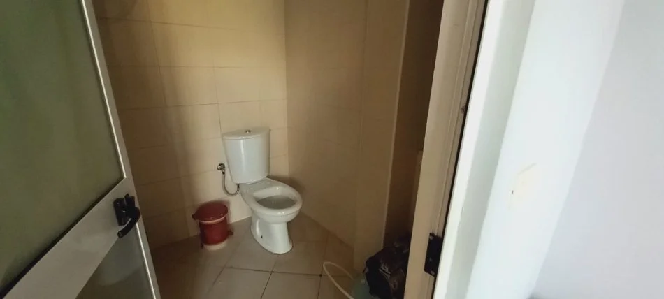 Tirane, shitet ambjent biznesi Kati 0, 82 m² 90.000 € (Shitet Klinike Dentare Fresku)