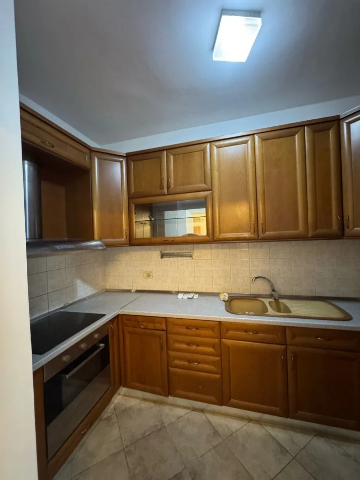 Tirane, jepet me qera apartament 2+1+Ballkon Kati 2, 130 m² 700 € (rruga Qemal Stafa)