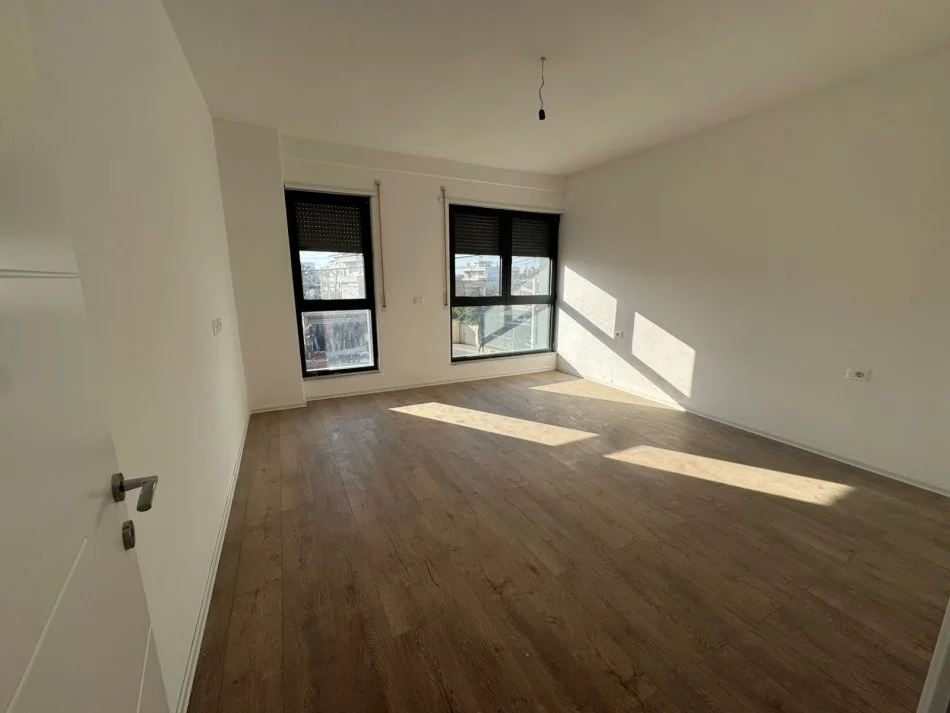 Tirane, shitet apartament 1+1+Ballkon Kati 1, 78 m² 149.530 € (Rruga Jordan Misja)