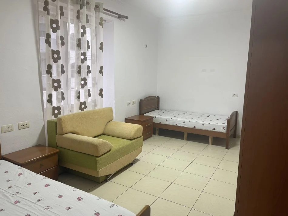 Tirane, jepet me qera apartament 1+1+Aneks+Ballkon Kati 2, 65 m² 400 € (Rruga Mine Peza)