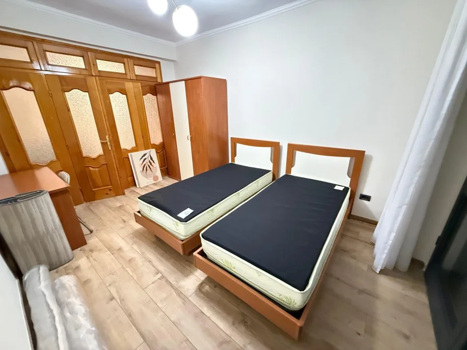Tirane, jepet me qera apartament 3+1 Kati 3, 120 m² 650 € (Rruga e kavajes)