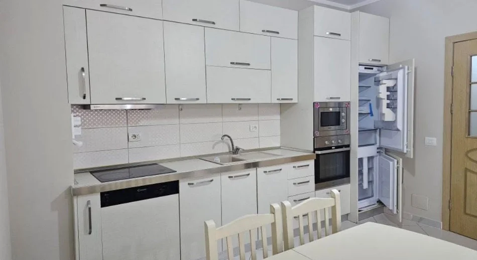 Tirane, jepet me qera apartament 2+1 Kati 1, 80 m² 650 € (Liqeni Artificial)