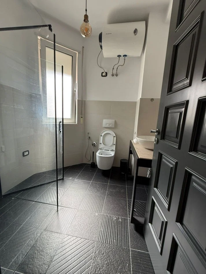 Tirane, jepet me qera Kati 8, 110 m² 850 € (Komuna Parisit)