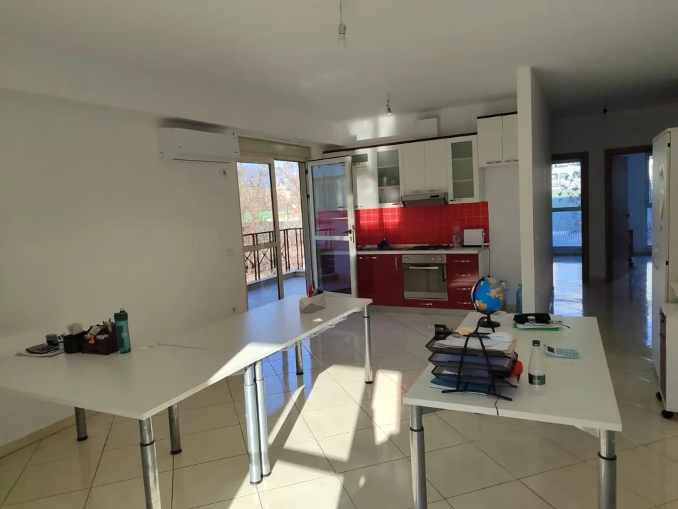Tirane, jepet me qera apartament 2+1 Kati 1, 94 m² 700 € (Kompleksi Delijorgji, Rruga e Kavajes.)
